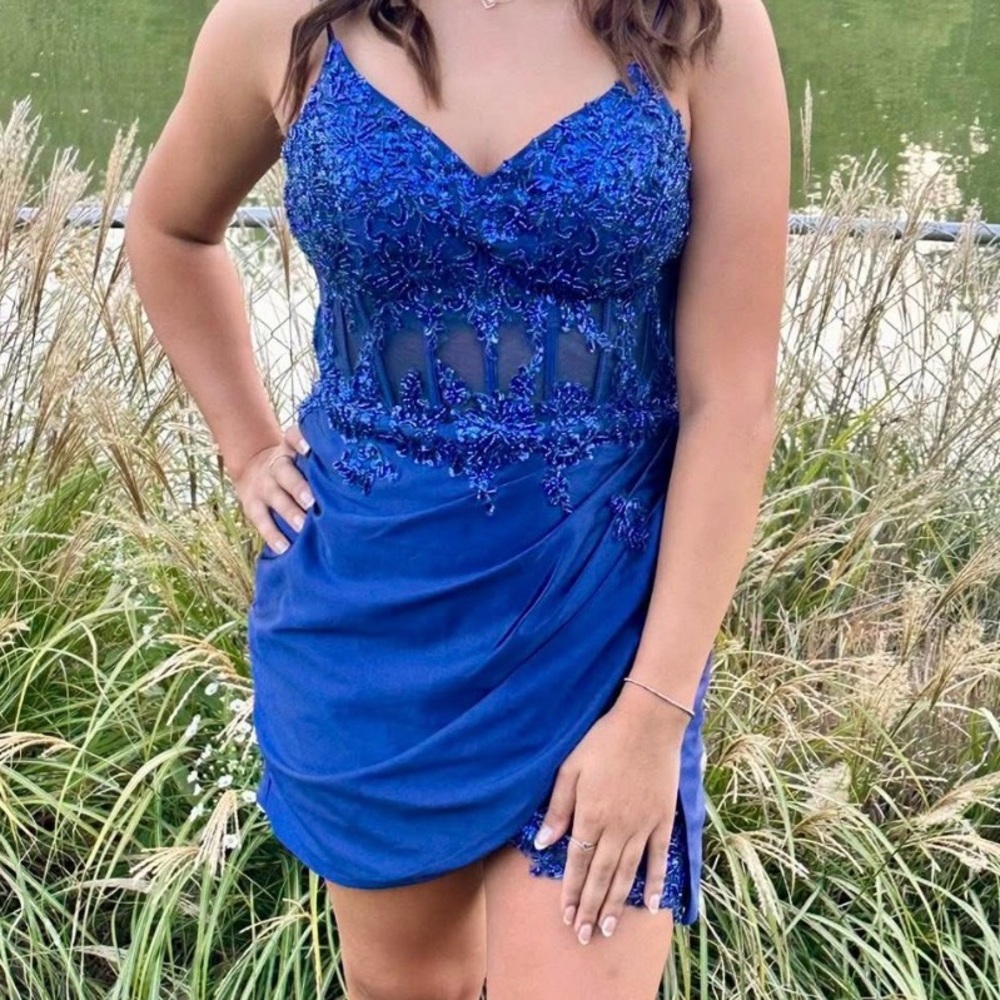 Beautiful homecoming dress size medium